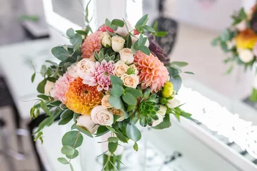 Crédence de cuisine en verre imprimé Dahlia bouquet de mariage lumineux de dahlias et de roses d& 39 été
