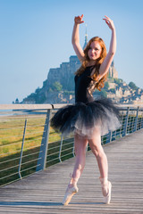 danseuse classique sur pointes au Mont St Michel