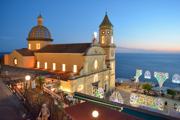 Panorama al tramonto della cattedrale di Praiano, costiera amalfitana, Napoli Italia