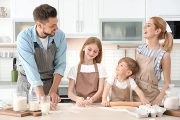 Crédence de cuisine en verre imprimé Cuisinier Family cooking in kitchen. Cooking classes concept