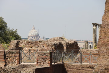 Fori romani con cupola di San Pietro nello sfondo