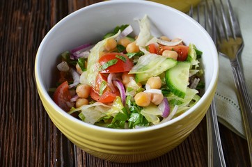 Vegetable salad with chickpeas 