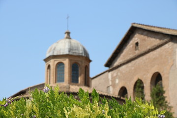 Fototapeta na wymiar Chiesa nel comnuen di Roma. Italia