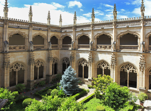 The Monastery of San Juan de los Reyes is an Isabelline style monastery in Toledo, in Castile-La Mancha, Spain, built by the Catholic Monarchs.Interior garden.