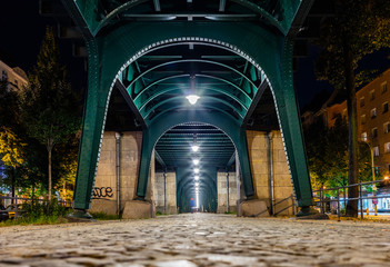 Berliner Hochbahn / U-Bahn U2 Prenzlauer Berg Architecture Construction Schönhauser Alee Eberswalder Strasse Station, ubahn linie, Aquädukt, Verkehrssystem, berlin am abend, nahverkehr, typisch berlin © Maurice Tricatelle