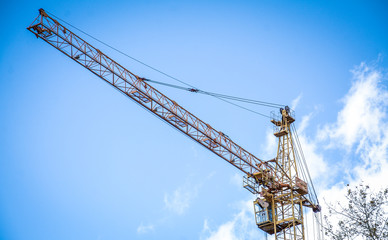 Fototapeta na wymiar construction crane against the blue sky