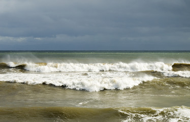 Fototapeta na wymiar 強風で濁る海　素材