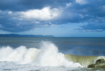 強風で濁る海　素材