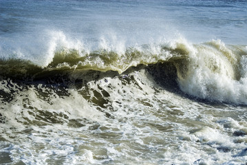強風で濁る海　素材
