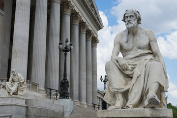 Fototapeta na wymiar Statue portrait of greek historian Thucydides in front of the austrian parliament in Vienna