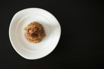 пирожное муравейник на тарелке