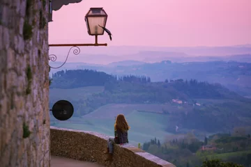 Foto op Canvas meisje dat naar het Toscaanse landschap kijkt © Sergii Mostovyi