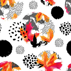 Autumn leaves watercolour seamless pattern. Hand drawn maple leaf, doodle, grunge, scribble textures in circles. Natural background for fall design. Watercolor illustration