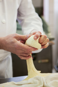 pr&eacute;paration p&acirc;te &agrave; pizza pizzeria cuisine italienne m&eacute;diterran&eacute;enne