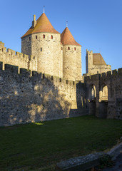 Fototapeta na wymiar Torres y muralla de la ciudad vieja de Carcassonne. Languedoc. Francia