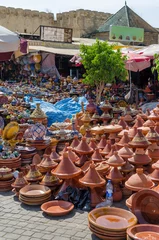 Hunderte von bunten Tajine-Kochtöpfen, die auf dem Markt im Soukh von Meknès, Marokko, Nordafrika, gestapelt sind © Fabian