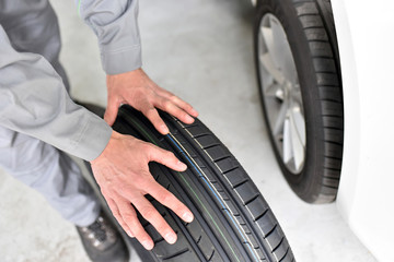 Radwechsel Autoreifen in der Werkstatt // tyre change 