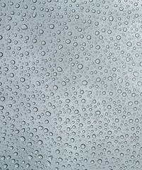 Wassertropfen auf Scheibe