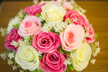 Fototapeta na wymiar バラの花束、ウェディング、ブーケ、白、ピンク、赤
