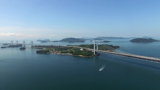 瀬戸内海と瀬戸大橋を一望する空撮