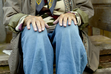 Woman sitting with hands on the knees