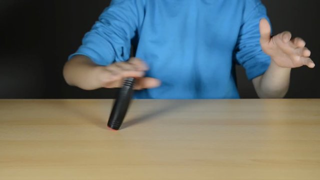 teenager mit fidget stick