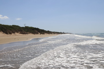 Il mare che sfiora le dune di sabbia