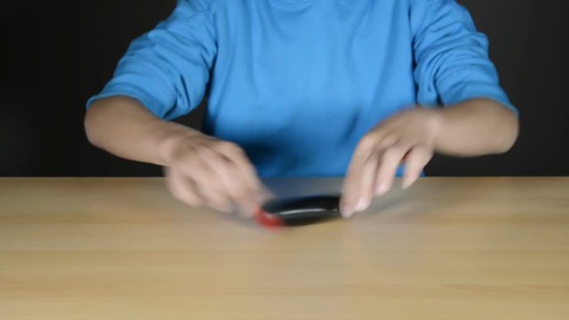 teenager mit fidget stick
