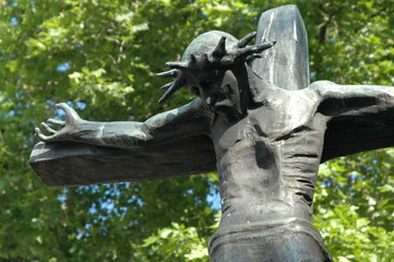 Christus vor Gr&uuml;n. Kreuzansicht aus der Stadt