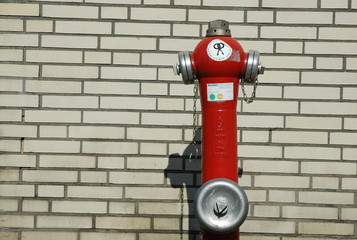 Hydrant vor Wand. Stra&szlig;enimpression