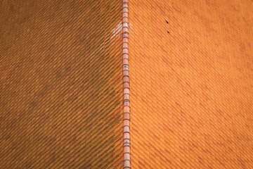 Dach budynku widziana z lotu ptaka, czerwona dachówka