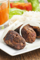 Gegrillte Cevapcici mit Ajvar