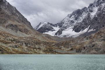 Fototapeta na wymiar View of the lake Kuiguk. Peaks of the Altai Mountains. Autumn landscape