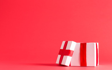 Fototapeta na wymiar Small present box on a red background