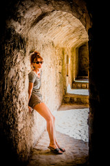 Femme dans les remparts du village de Villefranche de Conflent