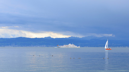 Blick auf die Schweizer Alpen über den Bodensee