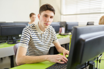 Schüler lernt im Computerkurs