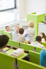 Obraz premium Studenten und Dozentin im Unterricht