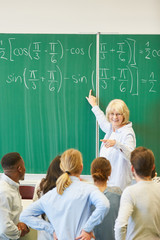 Frau als Mathe Lehrer an der Tafel