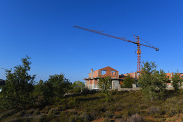 construcci&oacute;n con grua abandonada