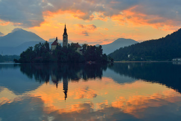 Fototapeta na wymiar Sunrise in Bled