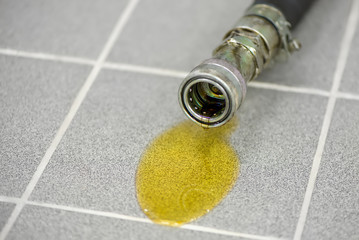 oil leakage from hydraulic hose
