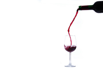 Rotwein vor weißem Hintergrund 