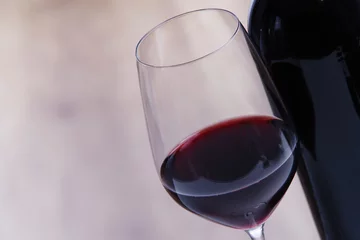 Fotobehang Ein Glas Rotwein © Wellnhofer Designs