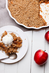 apple crumble with ice cream