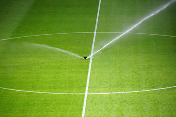 Bewässerung Fußballrasen / Die grüne Rasenfläche eines Fußballfeldes mit einer...