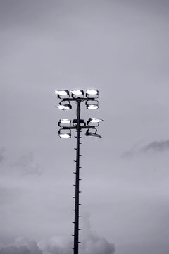 Stadionflutlicht  / Leuchtende Stadionflutlichter beziehungsweise Scheinwerfe zur Erhellung eines Fußballstadions.