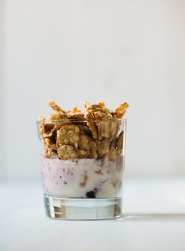 Bluberry yogurt with cereals