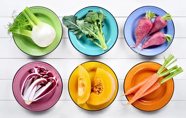 Fotobehang Groenten Kleurrijke groentencollectie: venkel, broccoli, radijs, late rode radicchio uit Treviso, pompoen en wortelen