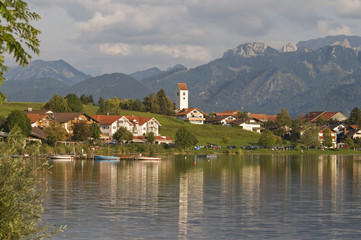 Hopfen am See. Der Hopfensee im Ostallgäu, Kneipp- und Luftkurort,  Lage nördlich von Füssen, Landkreis Ostallgäu, Bayerisch Schwaben, Bayern, Deutschland, Europa.